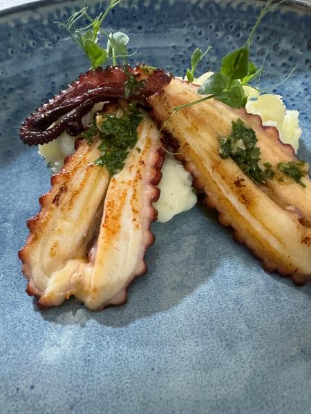 Tentacule de caracatiță cu piure de cartofi aromatizat